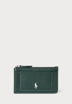 Portefeuille en cuir vert avec finition texturée, dotée d'une poche à l'avant, fermeture éclair argentée et d'un accent logo blanc.