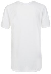 Vit bomullströja med korta ärmar, rund halsringning och avslappnad passform, med en enkel, slät textur utan synliga mönster eller detaljer.