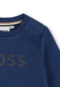 Felpa infantile blu navy con bottone a pressione sulla spalla e logo "BOSS" in rilievo sul petto, taglia 6 mesi (6M-67).
