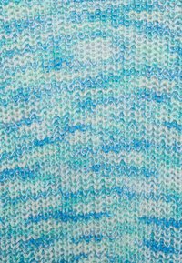 Tissu tricoté rayé en bleu clair, aqua et blanc, avec une finition texturée. Le matériau présente une épaisseur variable dans le fil.