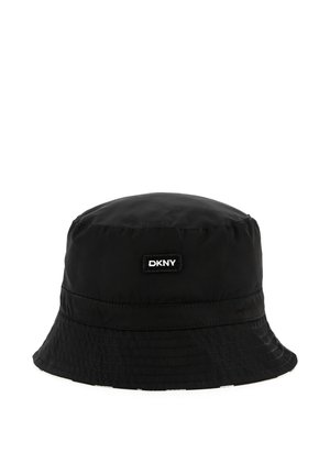 Chapeau seau noir en nylon, avec un large bord, étiquette DKNY à l'avant et texture lisse. Le design est épuré avec des accents minimaux.