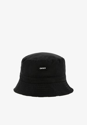 Chapeau seau noir en nylon, avec un large bord, étiquette DKNY à l'avant et texture lisse. Le design est épuré avec des accents minimaux.