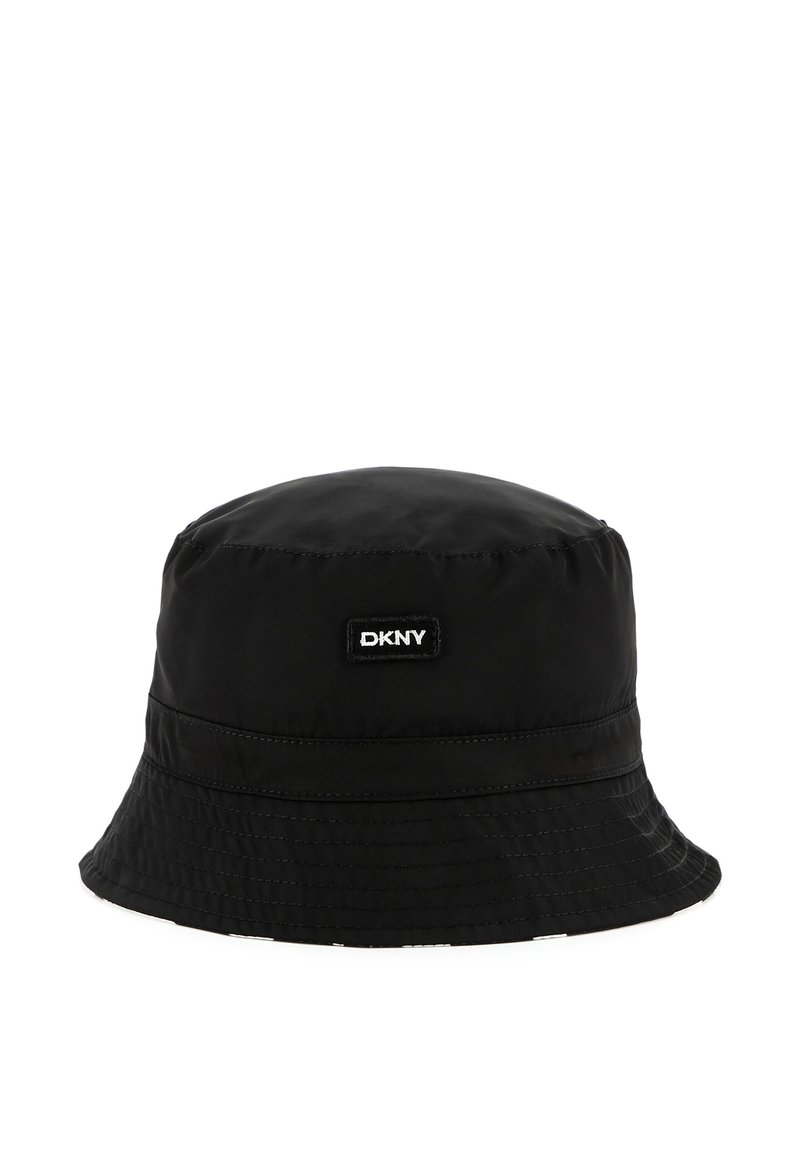 Chapeau seau noir en nylon, avec un large bord, étiquette DKNY à l'avant et texture lisse. Le design est épuré avec des accents minimaux.