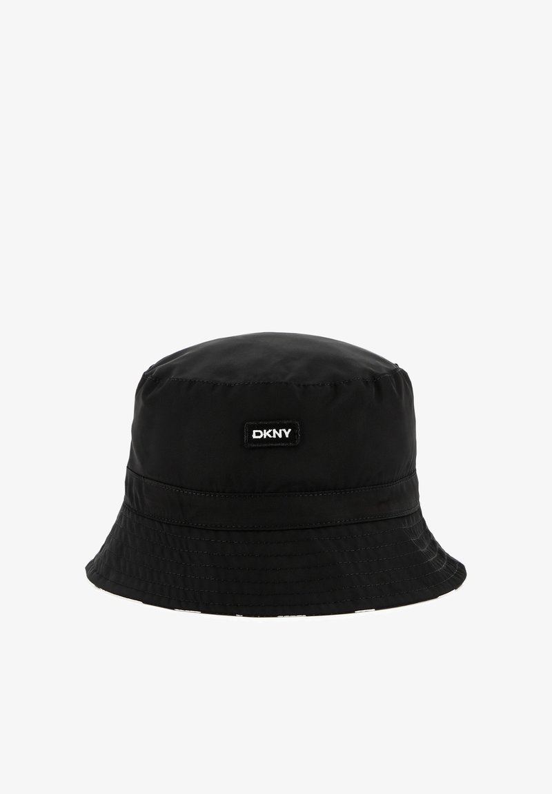 Chapeau seau noir en nylon, avec un large bord, étiquette DKNY à l'avant et texture lisse. Le design est épuré avec des accents minimaux.