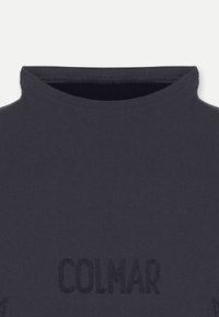 Pelēka, tekstūrēta auduma augsta apkakle ar gludu virsmu. Uz priekšu ir diskrēta reljefa "COLMAR" logo un pieguļoša apkakle.
