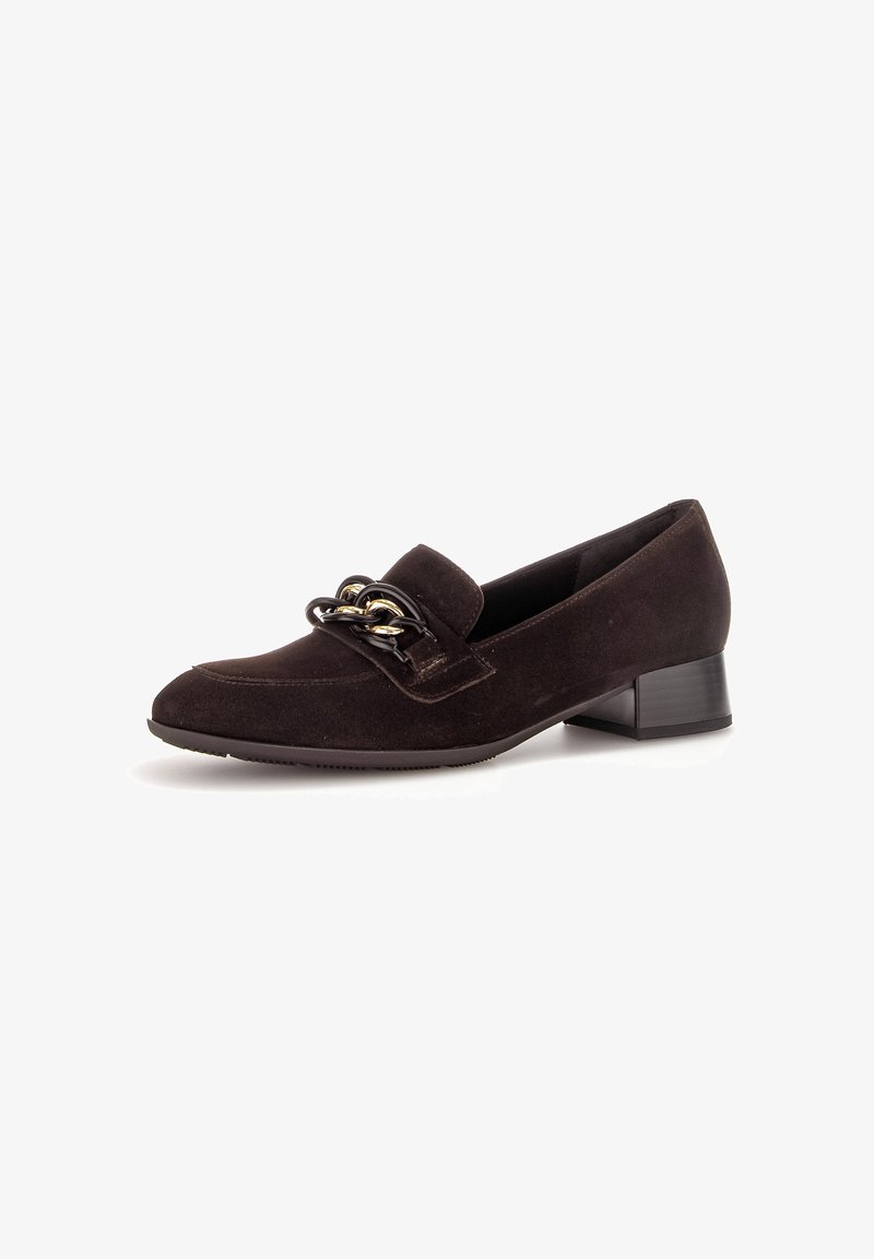 Mocassin en daim brun foncé à talon bas, avec une grosse chaîne noire et dorée sur le devant et un talon bloc.