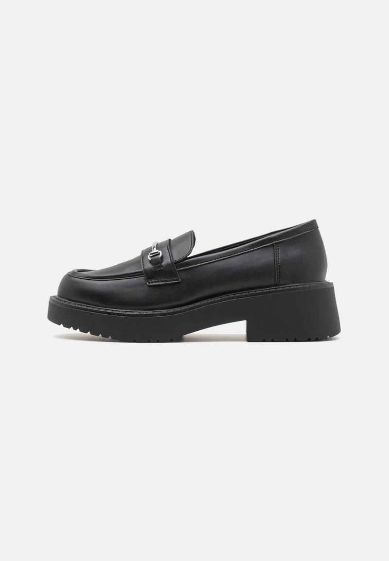 Sorte skinnloafers med rund tå, utstyrt med et dekorativt bånd og sølvfarge detaljer, satt på en chunky, teksturert gummisåle.