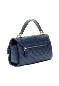 Sac à main matelassé marine en matériau texturé, avec une poignée supérieure, une poche zippée et des accents en métal. Forme structurée.