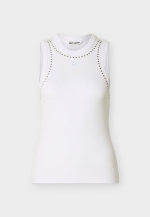 Valkoinen, hihaton ribbineulottu toppi, jossa pyöreä pääntie, niittikoristelu olkapäiden ja ylävartalon alueella sekä pieni kohokuvioitu DKNY-logo rinnan keskellä.