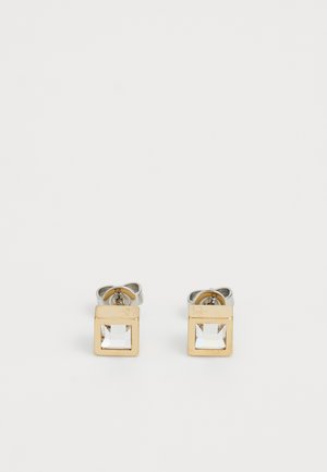 Gouden en zilveren vierkante stud oorbellen met een heldere rechthoekige kristal, een glad metallic oppervlak en een veilige sluiting.