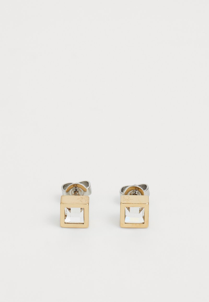 Guld- och silverfärgade fyrkantiga studs med en klar rektangulär kristall, med en slät metallfinish och en säker fäste.