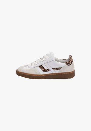 Baskets basses blanches avec semelle marron, bout et talon en daim beige, lacets blancs et accents imprimé léopard sur les côtés et la languette du talon.