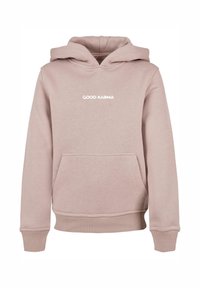 Lys rosa hettegenser laget av mykt stoff, med en frontlomme, snor i hetten og teksten "GOOD KARMA" i hvitt over lommen.