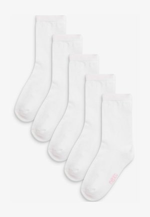 Calzini di cotone bianchi con risvolti rosa chiaro, caratterizzati da una texture liscia e un piccolo logo rosa sul lato; confezionati in un set di cinque.