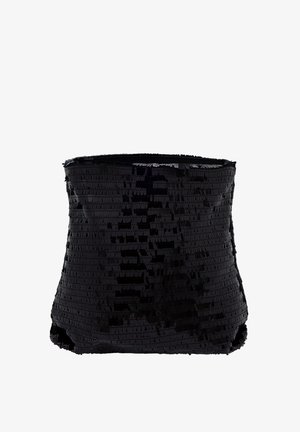 Sort taske med tekstureret overflade lavet af overlapning af paljetter. Blød, fleksibel form med åbent topdesign og ingen synlige metaldele.