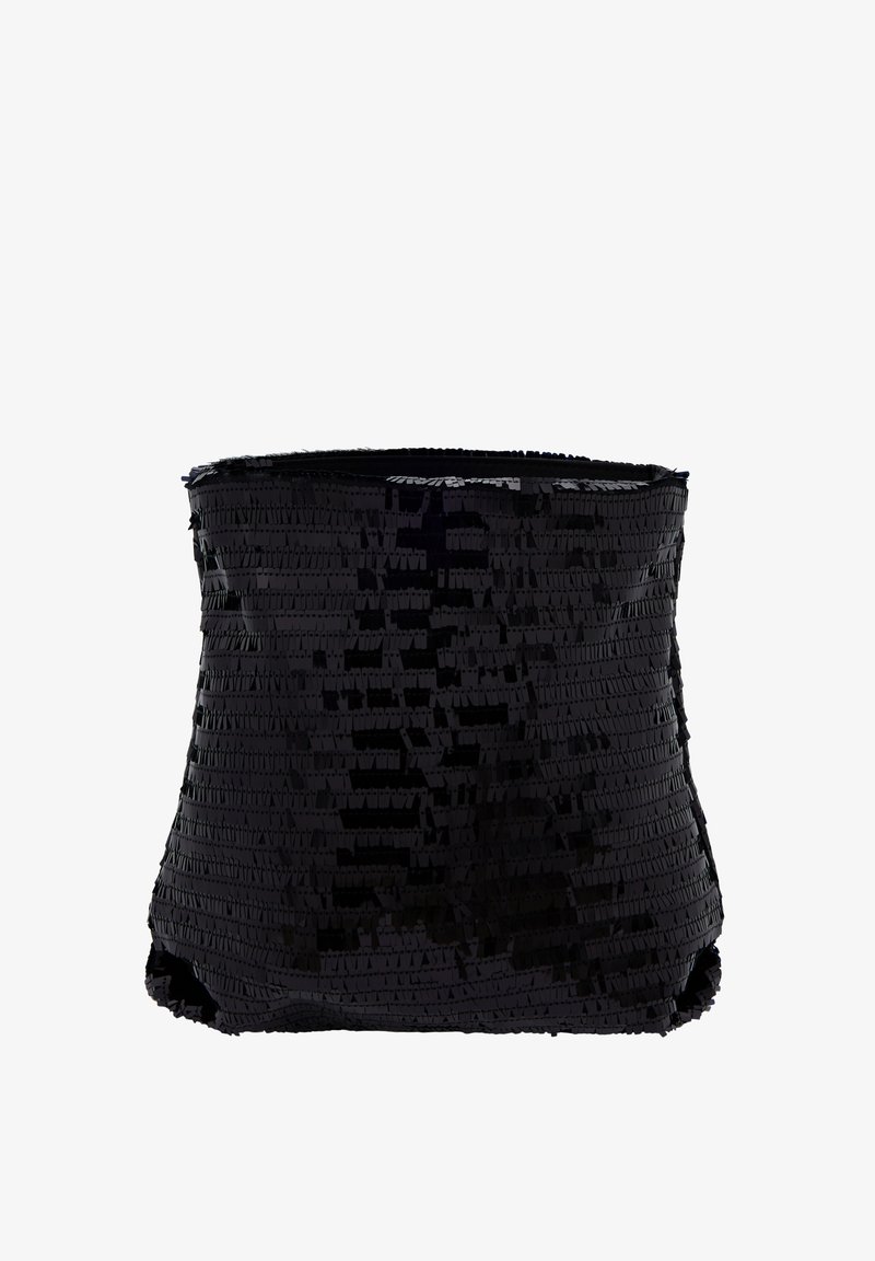 Sort taske med tekstureret overflade lavet af overlapning af paljetter. Blød, fleksibel form med åbent topdesign og ingen synlige metaldele.