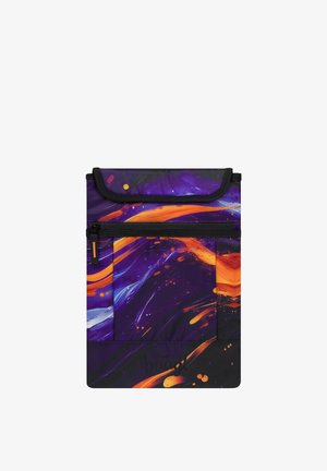 Wytłaczana osłona na tablet z żywym abstrakcyjnym wzorem w purpurowym, pomarańczowym i czarnym kolorze, z zamykaną na suwak przednią kieszenią i zapięciem na klapkę.