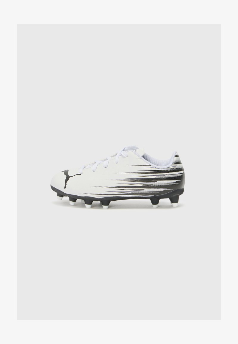 Botas de fútbol blancas con acentos negros y rayas dinámicas, que cuentan con una parte superior sintética suave y múltiples puntos de tracción con tachuelas negras.