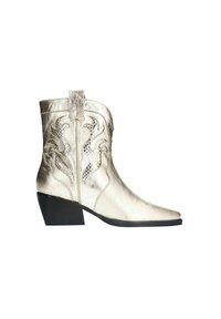 Bottine de cow-boy en métal doré avec un bout pointu, des découpes décoratives et un talon empilé. Texture en cuir lisse et détails de couture renforcée.