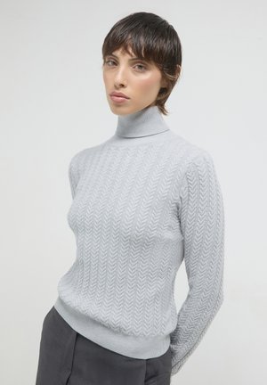 Hellgrauer gestrickter Pullover mit hohem Stehkragen. Verfügt über eine gerippte Struktur mit einem Zickzackmuster und eng anliegenden langen Ärmeln.
