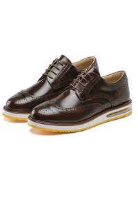 Braune Leder-Dressschuhe mit Brogue-Details, glatter Oberfläche und einer kontrastierenden weißen Zwischensohle sowie einer gelben Laufsohle. Mit Schnürung.