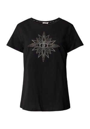 Maglietta nera con un ampio motivo a stelle con dettagli metallici sul davanti. Maniche corte e collo rotondo. Realizzata in morbido cotone.