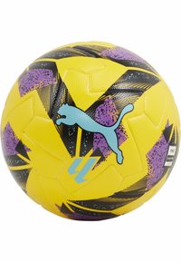 Puma futbolo kamuolys, geltonas su juodais ir violetiniais geometriniais raštais, tekstūruota paviršius, išryškintas mėlynas Puma logotipas, matoma FIFA kokybės etiketė.
