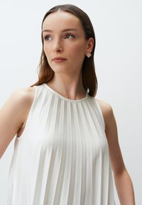 Jimmy Key ROUND NECK SLEEVELESS PLEATED - Top - ekru-114