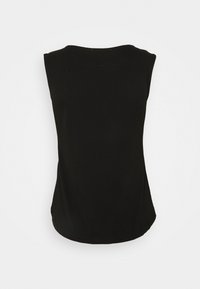 Černý bezrukávový top s kulatým výstřihem a rovým, mírně zaobleným lemem zobrazený zezadu na neutrálním pozadí.