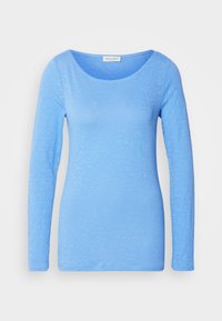 Jasnoniebieska bluzka z długim rękawem, okrągłym dekoltem, wykonana z miękkiego, teksturowanego materiału. Dopasowany fason z prostym krojem na dole.