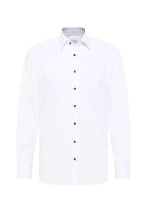 Witte overhemd met lange mouwen, zwarte knopen en een patroon aan de binnenkant van de kraag, weergegeven op een effen witte achtergrond.