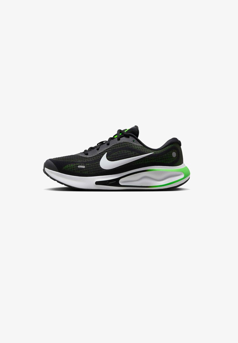 Schwarzer Sportschuh mit Mesh-Obermaterial, grünen Akzenten und einem weißen Swoosh-Logo. Verfügt über eine langlebige Außensohle und eine gepolsterte Sohle für Unterstützung.