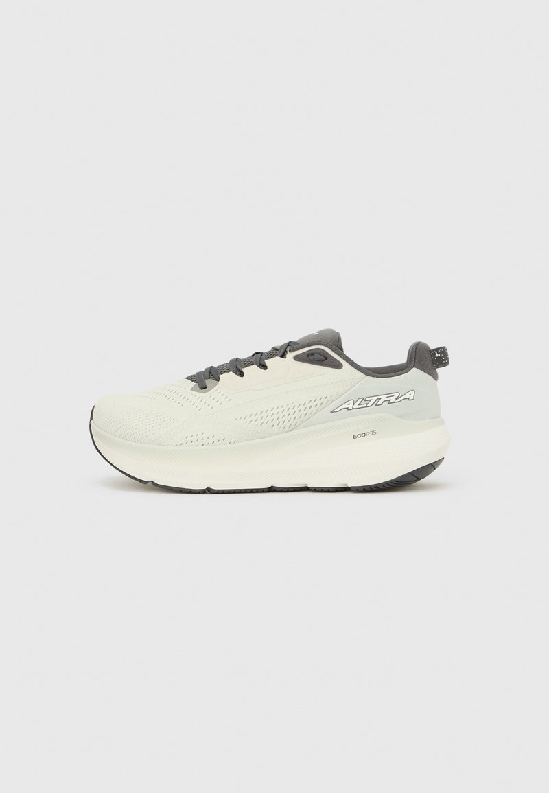 Ελαφριά παπούτσια τρεξίματος κατασκευασμένα από διαπνέον δίχτυ, με χρωματική παλέτα σε λευκό και γκρι, διαθέτοντας μαξιλαρωτή σόλα και υφή στην επιφάνεια.