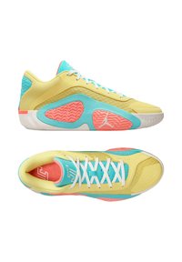Scarpe sportive gialle con dettagli turchese e corallo, caratterizzate da una tomaia testurizzata, pannelli in mesh e suola in gomma con battistrada a motivo.