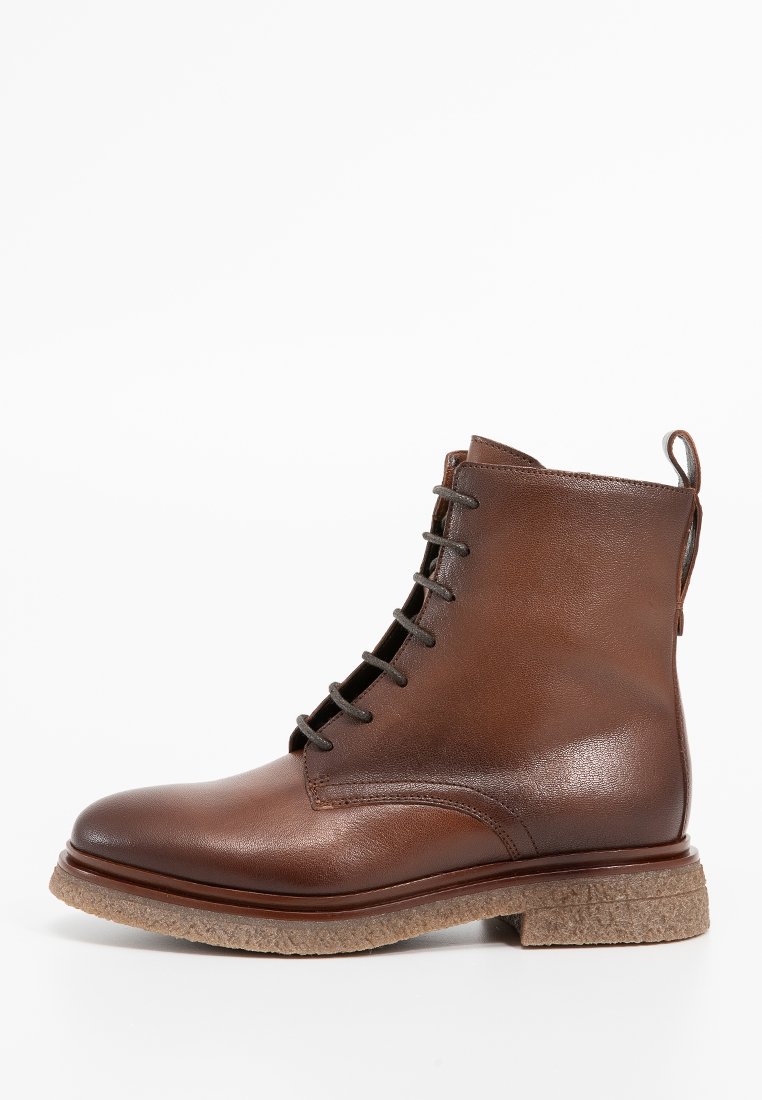 Braune Leder-Ankle-Boots mit Schnürung vorne und strukturiertem Gummisohle auf weißem Hintergrund.