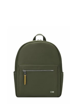 Sac à dos vert olive avec une poche zippée à l'avant, une poignée supérieure et des poches latérales, présenté sur fond blanc.