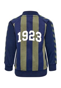 Herrejakke med marineblå og olivengrønne lodrette striber, med nummeret "1923" i hvidt på ryggen og ribbede manchetter.