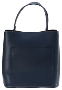 Námořnická modrá kožená taška přes rameno s hladkým povrchem, plochým tělem a krátkým uchem. Obsahuje přední nášivkovou kapsu s čistými liniemi.