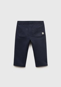 Shorts din bumbac de culoare albastru marin, cu talie elastică, două buzunare la spate și o etichetă mică cu brand deasupra buzunarului din dreapta. Design cu picioare conice.