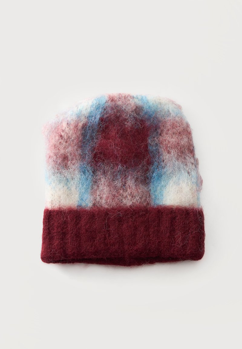Bonnet en maille bordeaux avec un revers et un sommet duveteux à motifs roses, bleus et blancs.