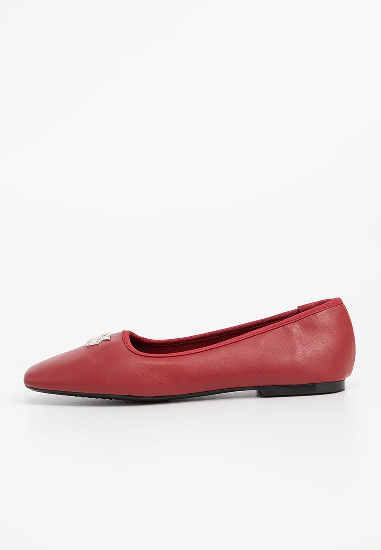 DKNY Ballerina’s rood