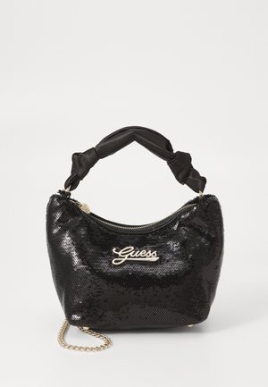 Sac à main en sequins noirs avec une forme arrondie, doté d'une poignée en tissu nouée et d'un logo doré sur le devant. Inclus une bandoulière en chaîne dorée.