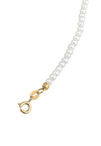 Perlenkette mit runden weißen Perlen und einer glatten Oberfläche, abgeschlossen mit einem goldenen Karabinerverschluss für sicheren Halt.