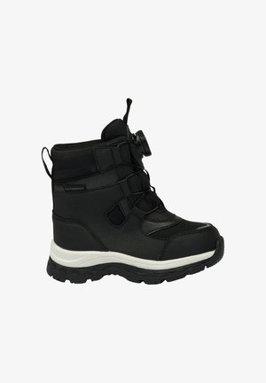 Botte noire imperméable avec une tige texturée, des lacets élastiques et une fermeture à cadran rond. Semelle épaisse blanche et noire pour une meilleure adhérence.