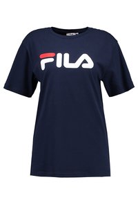 Granatowa, krótka koszulka z okrągłym dekoltem, z dużym białym i czerwonym logo marki FILA na piersi.