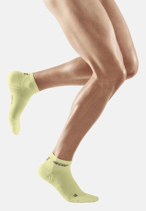 CEP ULTRALIGHT COMPRESSION SOCKS LOW CUT MEN - MADE IN GERMANY - Sports socks - lime