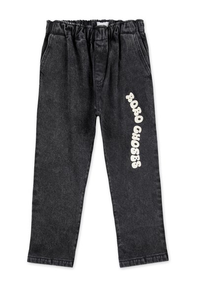 Pantalones de mezclilla negra con cintura elástica, que cuentan con bolsillos laterales y texto blanco "Bobo Choses" impreso en la pierna izquierda.