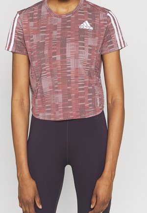 Czerwono-szary crop top w wzory z krótkimi rękawami, z białymi akcentami w trzech paskach na ramionach oraz haftowanym logo na klatce piersiowej.