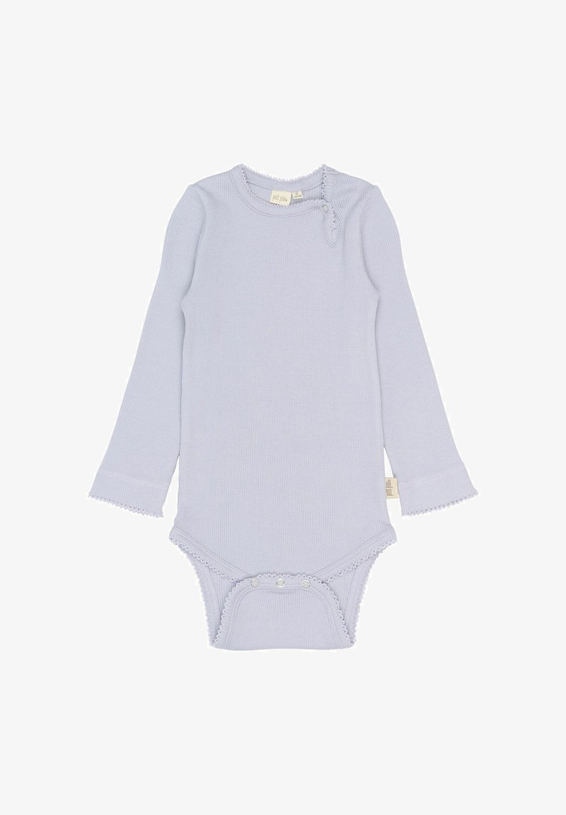 Body pour bébé à longues manches, de couleur violet clair, avec un design côtelé et une finition en dentelle, dotée de fermetures à pression au cou et à la taille, et d'une texture douce.