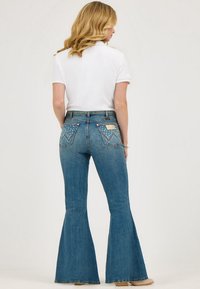 Wrangler WRANGLER X LAINEY WILSON BELL BOTTOM - Bootcut-farkut - rock